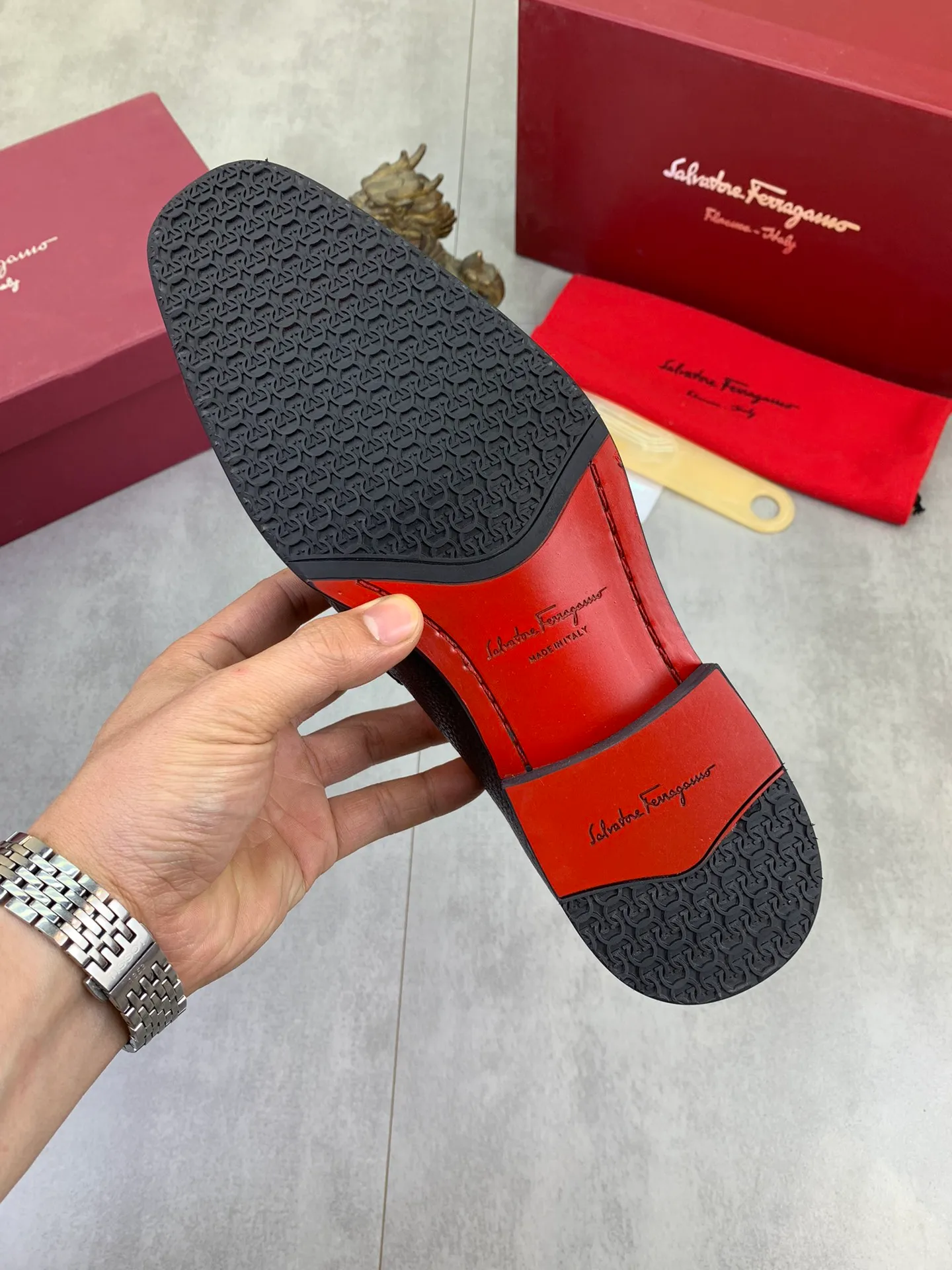 Men's Men's Shoes 💰P460💰[New Style] Water-dyed Niuli 🆘[Salvatore Ferragamo] Ferragamo's latest casual business leather shoes for men! Available at counters simultaneously! The fabric is made of specially imported original pebbled calfskin, and the lining is made of imported water-dyed cowhide. It is absolutely luxurious and leads the fashion trend. Matching code: 38-47 black and brown optional
